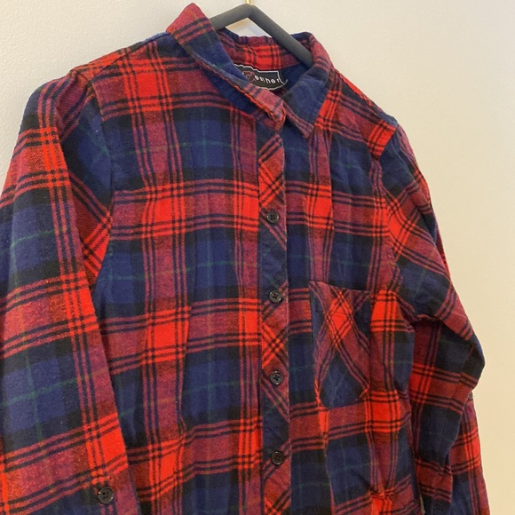 Bleu and Red squared design shirt - Picture 3 of 3